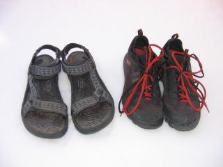 Sandalen und Schuhe im Schnee