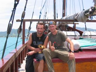 Phuket/Chalong Bucht: Bild mit Henner und Efendi auf der Dschunke