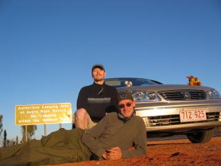 Ayers Rock Resort: Foto mit Ingo, Horst, Efendi und unserem Mietwagen