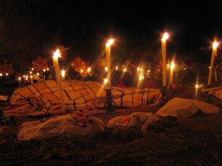Isla Janitzio: Angehoerige schlafen auf dem Friedhof